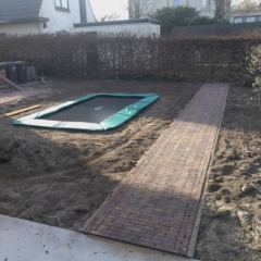 Ingegraven trampoline met ringframe en pad van gebakken Waalformaat  - Hoveniersbedrijf C.K. van Mourik Buurmalsen, West-Betuwe, Buren, Tiel, Beusichem, Culemborg, Meteren, Tricht, Deil, Asch, Zoelen, Zoelmond, Avezaath, Erichem, Geldermalsen,