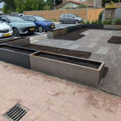 Complete voortuin met bestrating van gebakken stenen en staptegels, bloembakken voor verhoogde borders en hoogteverschillen. - Hoveniersbedrijf C.K. van Mourik de hovenier voor West Betuwe, Tiel, Culemborg, Geldermalsen, Buren