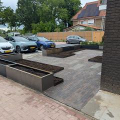 Voortuin met verhoogde plantvakken en bloembakken - Hoveniersbedrijf C.K. van Mourik de hovenier voor West Betuwe, Tiel, Culemborg, Geldermalsen, Buren