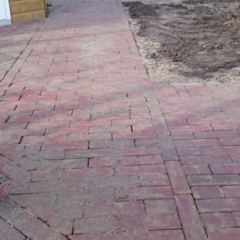 Gebakken Dikformaten Ruston rood met Kaiserstones extra Ruby Black wildverband. -Hoveniersbedrijf C.K. van Mourik-
