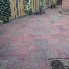 Gebakken Dikformaten Ruston rood met Kaiserstones extra Ruby Black wildverband. -Hoveniersbedrijf C.K. van Mourik-