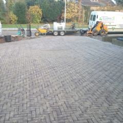 Oprit van Gebakken Dikformaten met randafwerking van Porfierkeitjes 10x12 - Hoveniersbedrijf C.K. van Mourik
