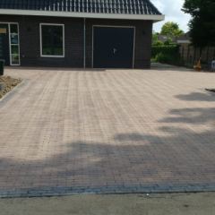 Oprit van gebakken klinkers dikformaat Oud Haaften/Oud Zaltbommel - Hoveniersbedrijf C.K. van Mourik hovenier voor Geldermalsen Tiel Culemborg