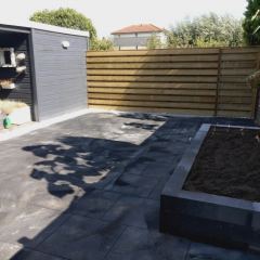 Tegels met bloembak van Stapelblokken Patio grijs-zwart 15x15x60 - Hoveniersbedrijf C.K. van Mourik West-Betuwe Geldermalsen Tiell Culemborg