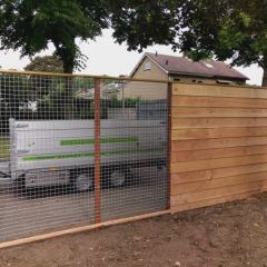 Schutting van Zweeds rabat onderbroken met gegalvaniseerd trellis - Hoveniersbedrijf C.K. van Mourik West Betuwe, Tiel, Culemborg, Geldermalsen, Buren