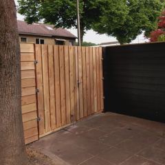 Dubbele tuinpoort van 130 cm gemaakt van Douglas hout 22 x 150 - Hoveniersbedrijf C.K. van Mourik West Betuwe, Tiel, Culemborg, Geldermalsen, Buren