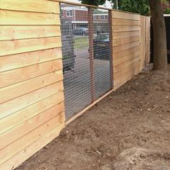 Zweeds rabat oftewel potdekselplanken in combinatie met bouwstaalmat, gegalvaniseerd en maaswijdte 50 x 50 x 4 mm - Hoveniersbedrijf C.K. van Mourik West Betuwe, Tiel, Culemborg, Geldermalsen, Buren