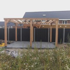 Overkapping douglashout. Geplaatst op betonpoeren. Maatwerk. - Hoveniersbedrijf C.K. van Mourik Buurmalsen West-Betuwe Buren Tiel Culemborg