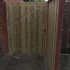Tuinschutting met brede poort - Hoveniersbedrijf C.K. van Mourik Buurmalsen West-Betuwe Buren Tiel Culemborg
