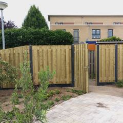 Schutting met hoogteverschil opgelost met maatwerk tuinscherm - Hoveniersbedrijf C.K. van Mourik Buurmalsen West-Betuwe Buren Tiel Culemborg