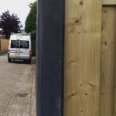 Rechte lijn schutting plaatsen - Hoveniersbedrijf C.K. van Mourik Buurmalsen West-Betuwe Buren Tiel Culemborg