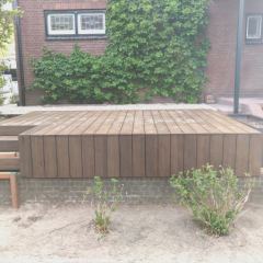 Vlonder gemaakt van bamboeplanken. - Hoveniersbedrijf C.K. van Mourik Buurmalsen, West-Betuwe, Buren, Tiel, Beusichem, Culemborg, Meteren, Tricht, Deil, Asch, Zoelen, Zoelmond, Avezaath, Erichem, Geldermalsen,