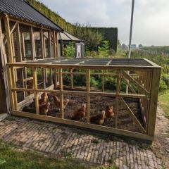 Kippenren gemaakt van zwart geplastificeerd gaas en geïmpregneerd Vurenhout - Hoveniersbedrijf C.K. van Mourik - Buurmalsen - West Betuwe - Culemborg - Tiel - Meteren - Deil - Avezaath - Zoelen