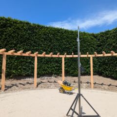 Meten = weten. Veel uitzetwerk voor deze maatwerk pergola. - Hoveniersbedrijf C.K. van Mourik de hovenier voor West Betuwe, Tiel, Culemborg, Geldermalsen, Buren