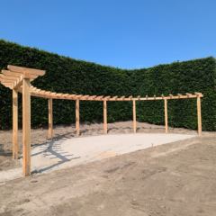 Pergola heeft een kantopsluiting van cortenstaal - Hoveniersbedrijf C.K. van Mourik de hovenier voor West Betuwe, Tiel, Culemborg, Geldermalsen, Buren