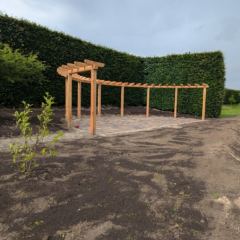 Pergola maatwerk geplaatst op betonpoeren - Hoveniersbedrijf C.K. van Mourik de hovenier voor West Betuwe, Tiel, Culemborg, Geldermalsen, Buren