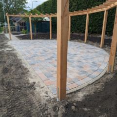 Cortenstaal rand om de staander met grind. Grote pergola - Hoveniersbedrijf C.K. van Mourik de hovenier voor West Betuwe, Tiel, Culemborg, Geldermalsen, Buren