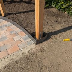 Grote pergola staander afgewerkt met cortenstaal - Hoveniersbedrijf C.K. van Mourik de hovenier voor West Betuwe, Tiel, Culemborg, Geldermalsen, Buren