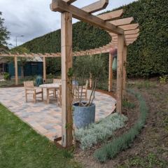 Terras, pergola, borders, kiwi's, cortenstaal, klimplanten - Hoveniersbedrijf C.K. van Mourik de hovenier voor West Betuwe, Tiel, Culemborg, Geldermalsen, Buren