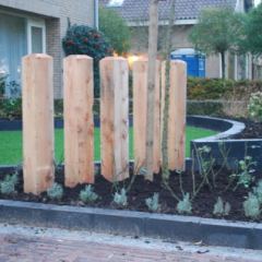 Voortuin met Larix-houten palen 15x15 als coulisse - Hoveniersbedrijf C.K. van Mourik Geldermalsen Tiel Culemborg