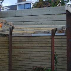 Ronde pergola. De liggers zijn allemaal maatwerk voor deze tuin. Resultaat is heel apart - Hoveniersbedrijf C.K. van Mourik Geldermalsen Tiel Culemborg