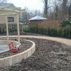 Complete tuinaanleg; grondwerk, bestrating, houtconstructies, beplanting - Hoveniersbedrijf C.K. van Mourik Geldermalsen Tiel Culemborg