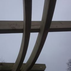 Rondgebogen dragers van de ronde pergola. Dit wordt op maat gemaakt in elke gewenste straal - Hoveniersbedrijf C.K. van Mourik Geldermalsen Tiel Culemborg