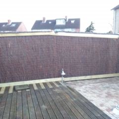 Lelijke muur bekleed met heidematten 3 cm dik - Hoveniersbedrijf C.K. van Mourik Geldermalsen Tiel Culemborg