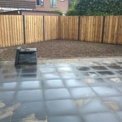 Vuren houten schutting geimpregneerd met betonpalen zwart - Hoveniersbedrijf C.K. van Mourik Geldermalsen Tiel Culemborg