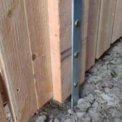 Detail bevestiging schuttingpaal op betonvoet - Hoveniersbedrijf C.K. van Mourik Geldermalsen Tiel Culemborg