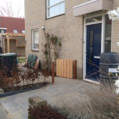 Renovatie van een zijtuin. Bestrating, gazon en beplanting  - Hoveniersbedrijf C.K. van Mourik West-Betuwe Geldermalsen Tiel Culemborg