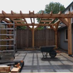 Terrasoverkapping in aanbouw. Solide constructie  - Hoveniersbedrijf C.K. van Mourik West-Betuwe Geldermalsen Tiel Culemborg