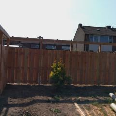 Staanders geplaatst met H-steunen en beton. Tuinschermen douglas hout. - Hoveniersbderijf C.K. van Mourik West-Betuwe Geldermalsen Tiel Culemborg