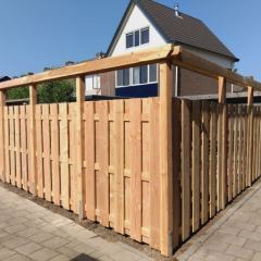Schutting maatwerk gemaakt van Douglashout op staanders - Hoveniersbderijf C.K. van Mourik West-Betuwe Geldermalsen Tiel Culemborg