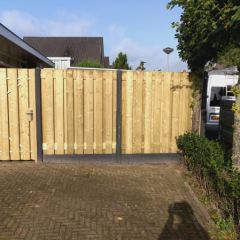 Tuin schutting van Vurenhout met betonpalen en beton onderplaat, kleur antraciet - Hoveniersbedrijf C.K. van Mourik West Betuwe, Tiel, Culemborg, Geldermalsen, Buren
