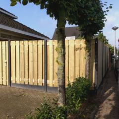 Schutting betonsysteem betonpalen met houtschermen. Poort maatwerk met metaalframe 120 cm breed - Hoveniersbedrijf C.K. van Mourik West Betuwe, Tiel, Culemborg, Geldermalsen, Buren