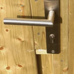 Poortsluiting van RVS handgrepen, schild en cylinderslot - Hoveniersbedrijf C.K. van Mourik West Betuwe, Tiel, Culemborg, Geldermalsen, Buren