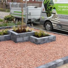 Voortuin met stapelblokken antraciet, getrommeld 30x15x15 - Hoveniersbedrijf C.K. van Mourik West Betuwe, Tiel, Culemborg, Geldermalsen, Buren