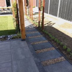 Staptegels 40x80 met Grauwacke-split. Mooi en functioneel i.v.m. waterberging (water kan snel wegzakken tussen het split). - Hoveniersbedrijf C.K. van Mourik Buurmalsen West-Betuwe Buren Tiel Culemborg