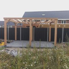 Tuinoverkapping, gemaakt van Douglashout, in wording. - Hoveniersbedrijf C.K. van Mourik Buurmalsen West-Betuwe Buren Tiel Culemborg