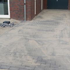 Oprit bestraat met betonklinkers, kleur edelantraciet. Ondergrond van puingranulaat en zand. - Hoveniersbedrijf C.K. van Mourik Buurmalsen West-Betuwe Buren Tiel Culemborg