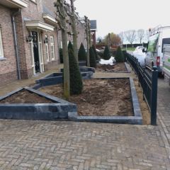 Voortuin renovatie met stapelblokken en split  - Hoveniersbedrijf C.K. van Mourik Buurmalsen West-Betuwe Buren Tiel Culemborg