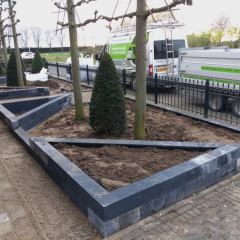 Verhoogde plantvakken in de voortuin met stapelblokken - Hoveniersbedrijf C.K. van Mourik Buurmalsen West-Betuwe Buren Tiel Culemborg