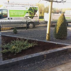 Voortuin met stapelblokken antraciet en kalksteensplit  - Hoveniersbedrijf C.K. van Mourik Buurmalsen West-Betuwe Buren Tiel Culemborg