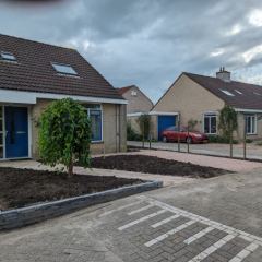 Voortuin met verhoogde borders, gemaakt van hergebruikte bestrating - Hoveniersbedrijf C.K. van Mourik Buurmalsen, West-Betuwe, Buren, Tiel, Beusichem, Culemborg, Meteren, Tricht, Deil, Asch, Zoelen, Zoelmond, Avezaath, Erichem, Geldermalsen,