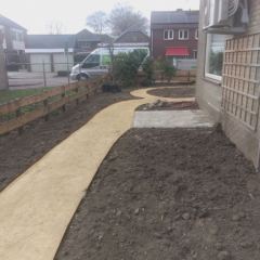 Tuinpad gemaakt van repac en Gravio D'or. - Hoveniersbedrijf C.K. van Mourik de hovenier voor West Betuwe, Tiel, Culemborg, Geldermalsen, Buren