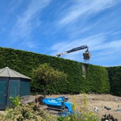 Zand in de tuin brengen met laadkraan. Overzetten - Hoveniersbedrijf C.K. van Mourik de hovenier voor West Betuwe, Tiel, Culemborg, Geldermalsen, Buren