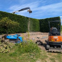 Aanvoeren materialen met laadkraan. - Hoveniersbedrijf C.K. van Mourik de hovenier voor West Betuwe, Tiel, Culemborg, Geldermalsen, Buren