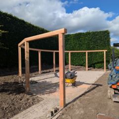 Pergola in halve cirkel gemaakt van Douglashout 15x15. - Hoveniersbedrijf C.K. van Mourik de hovenier voor West Betuwe, Tiel, Culemborg, Geldermalsen, Buren