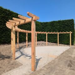 Maatwerk leveren met pergola, bestrating en cortenstaal. - Hoveniersbedrijf C.K. van Mourik de hovenier voor West Betuwe, Tiel, Culemborg, Geldermalsen, Buren